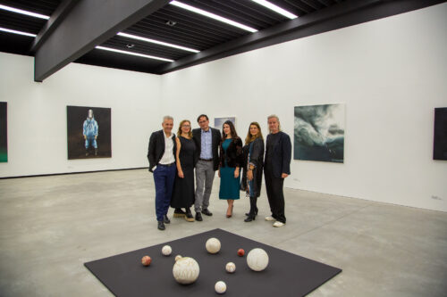 Gruppenfoto der Ausstellung "Momentum" mit Thomas Riess, Sissa Micheli, Günther Oberhollenzer, Francesca Romana Pinzari, Flavia Bigi und Peter Senoner