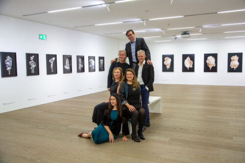 Gruppenfoto der Ausstellung "Momentum" mit Thomas Riess, Sissa Micheli, Günther Oberhollenzer, Francesca Romana Pinzari, Flavia Bigi und Peter Senoner