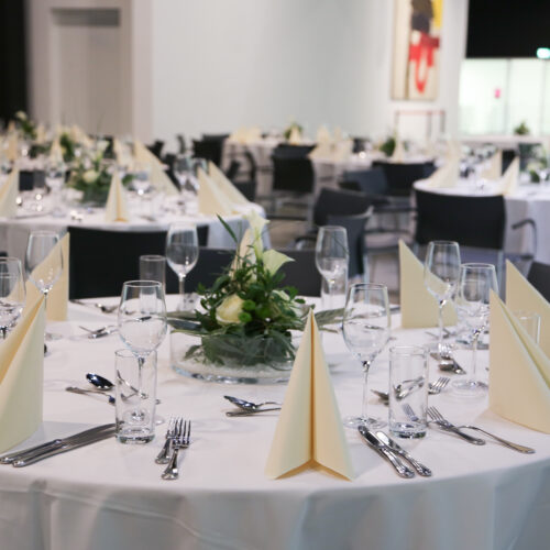 Der Veranstaltungssaal im Museum Angerlehner mit Gala-Bestuhlung und Tischgedeck