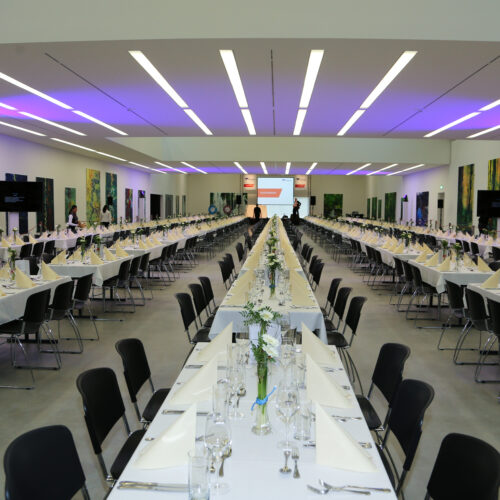 Ausstellungshalle des Museum Angerlehner mit Tafel-Bestuhlung