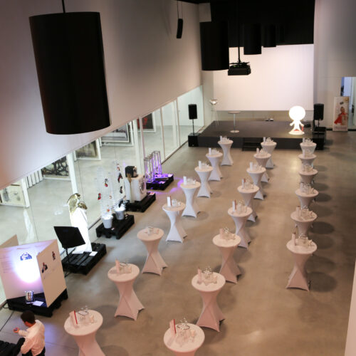 Der Veranstaltungssaal im Museum Angerlehner mit Stehtischen und Bühne