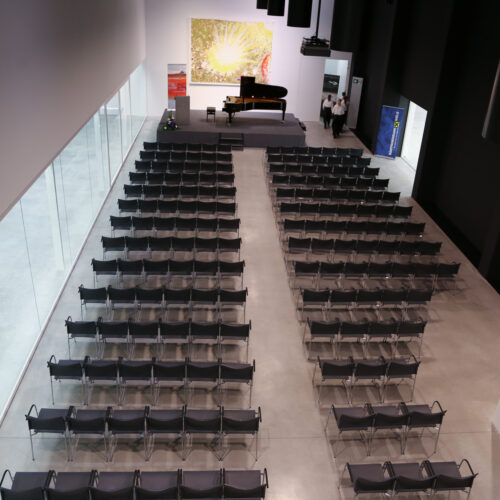 Der Veranstaltungssaal im Museum Angerlehner mit Kinobestuhlung und Klavier