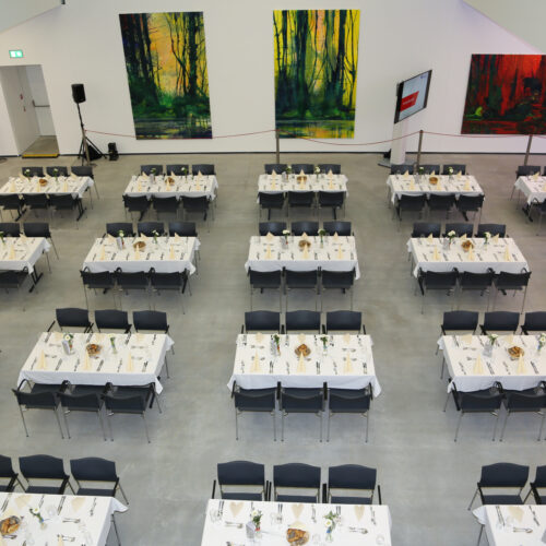 Ausstellungshalle des Museum Angerlehner mit Tafel-Bestuhlung
