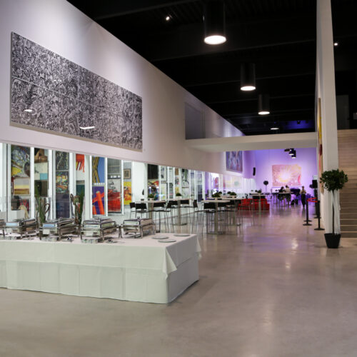 Der Veranstaltungssaal im Museum Angerlehner mit Bestuhlung und Buffet