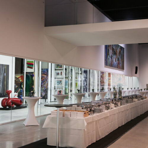 Der Veranstaltungssaal im Museum Angerlehner mit Buffet und Stehtische