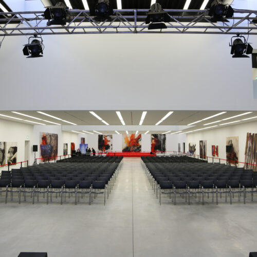 Ausstellungshalle des Museum Angerlehner mit Kinobestuhlung