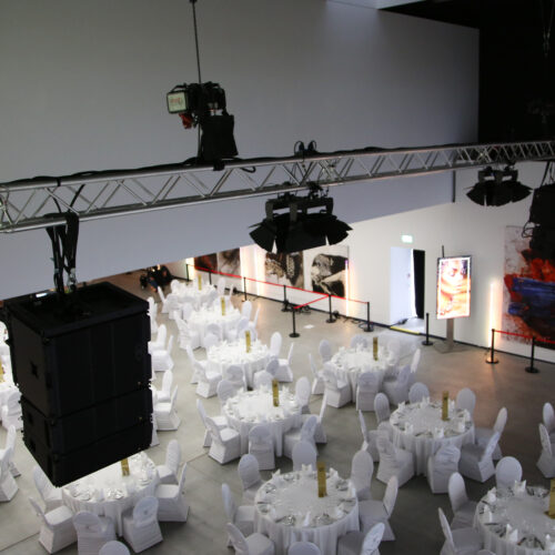 Ausstellungshalle mit Galabestuhlung, Licht und Ton Equipment