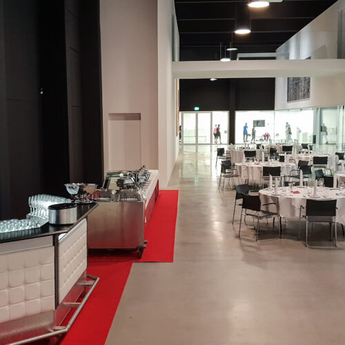 Der Veranstaltungssaal im Museum Angerlehner mit Gala-Bestuhlung und Bar