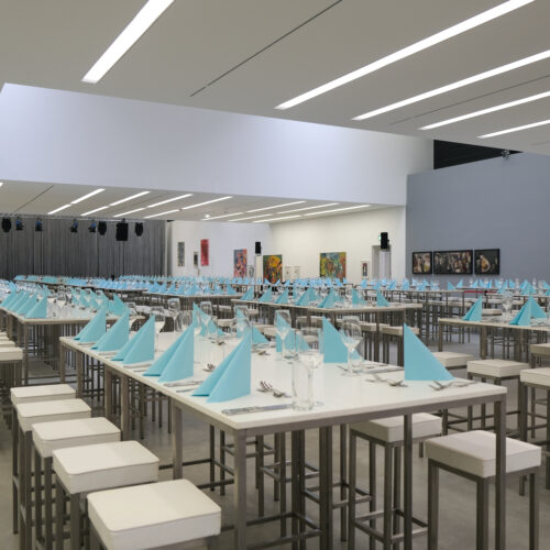 Ausstellungshalle des Museum Angerlehner mit Tafelbestuhlung