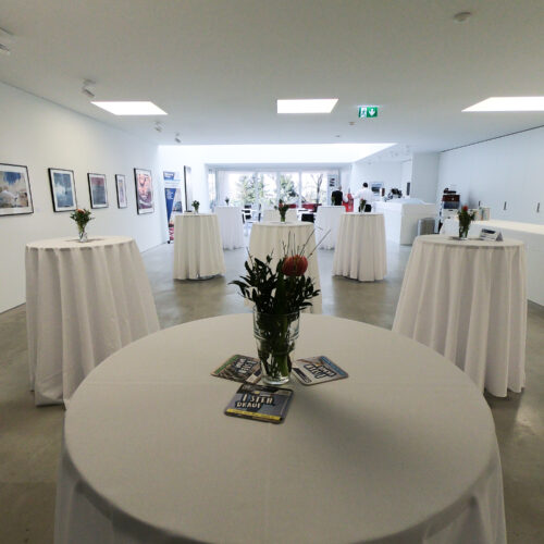 Das Foyer im Museum Angerlehner mit Stehtischen