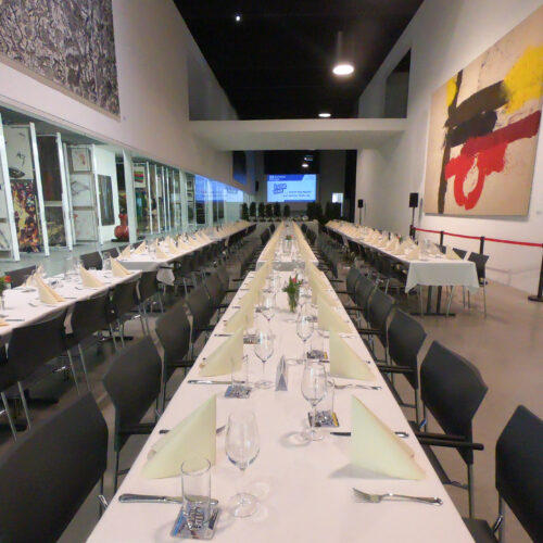 Der Veranstaltungssaal im Museum Angerlehner mit Tafel-Bestuhlung