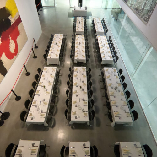 Der Veranstaltungssaal im Museum Angerlehner mit Tafel-Bestuhlung