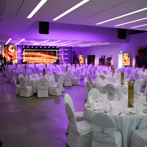 Galabestuhlung in der großen Ausstellungshalle im Museum Angerlehner