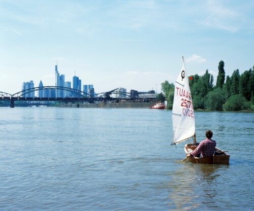 Hans Schabus, Main, Frankfurt, 17. Mai 2002, 2002, Digitaler C-Print, 127 x 152,4 cm, © Schabus- Bildrecht-Wien