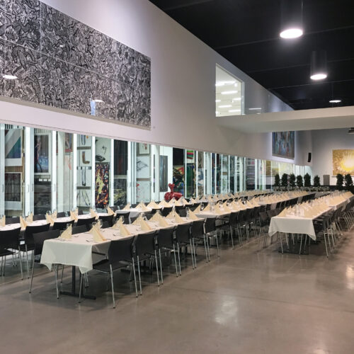 Der Veranstaltungssaal im Museum Angerlehner mit Tafel-Bestuhlung