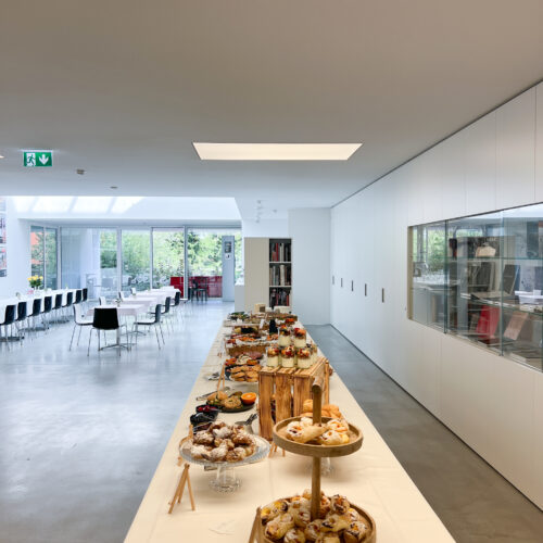 Das Foyer im Museum Angerlehner mit einem reichhaltigen Buffet