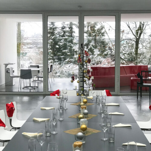 Das Foyer im Museum Angerlehner mit weihnachtlicher Tischdeko