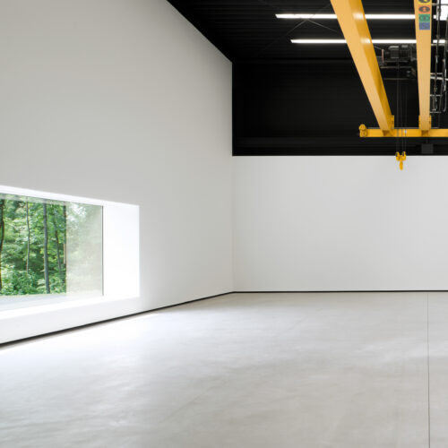 Große Ausstellungshalle im Museum Angerlehner mit dem Industriekran