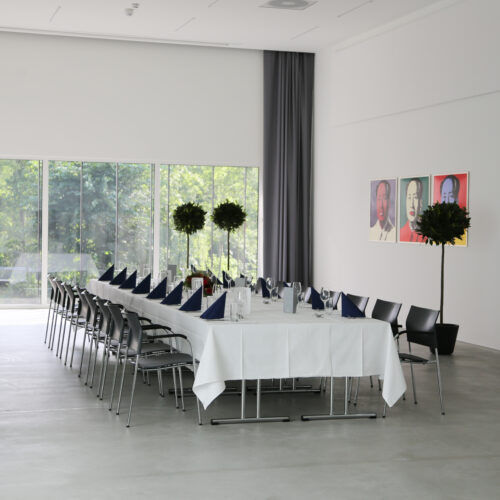 Der Salon im Museum Angerlehner mit gedeckter Tafel