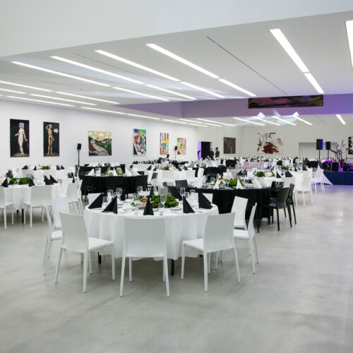 Ausstellungshalle des Museum Angerlehner mit Galabestuhlung und Bühne