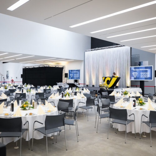 Ausstellungshalle des Museum Angerlehner mit Galabestuhlung im Zuge des Post "Filialnetz-Award" 2024