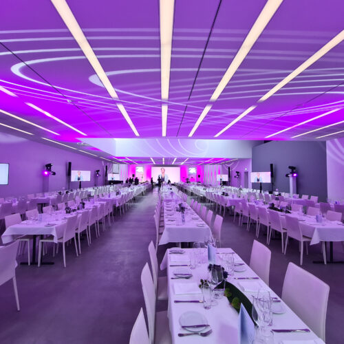 Ausstellungshalle des Museum Angerlehner mit Tafelbestuhlung