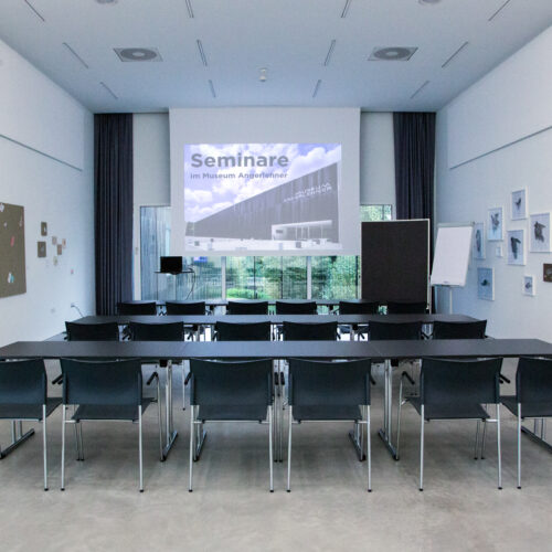 Seminarraum im Salon, Obergeschoss, Parlamentbestuhlung mit Beamer