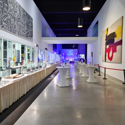 Der Veranstaltungssaal im Museum Angerlehner mit Buffet und Stehtischen