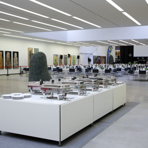 Ausstellungshalle des Museum Angerlehner mit Gala-Bestuhlung, Buffet und Bühne