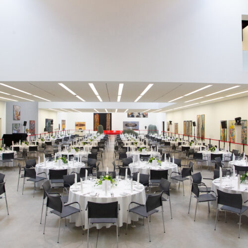 Ausstellungshalle des Museum Angerlehner mit Gala-Bestuhlung