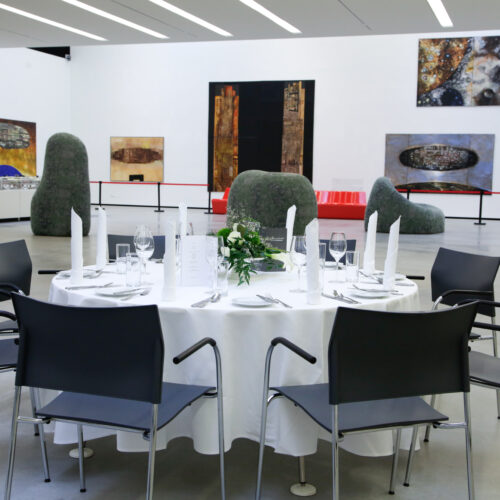 Ausstellungshalle des Museum Angerlehner mit Gala-Bestuhlung