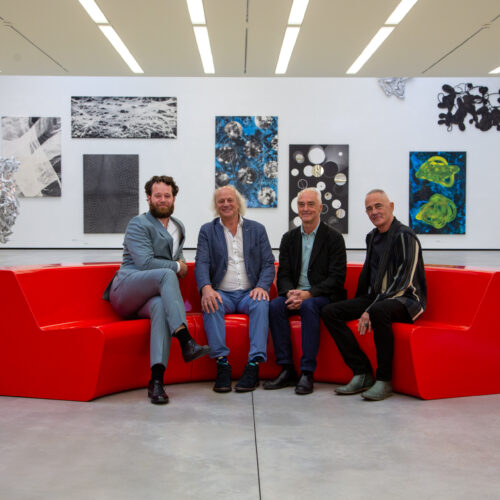 Gruppenfoto mit Manfred Wakolbinger, Hans Kupelwieser, Leopold Kogler und Antonio Rosa de Pauli in der Ausstellung „KO KU WA“©Pia Sternbauer, Museum Angerlehner