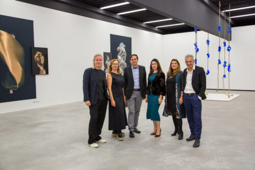Gruppenfoto der Ausstellung „Momentum“ mit Thomas Riess, Sissa Micheli, Günther Oberhollenzer, Francesca Romana Pinzari, Flavia Bigi und Peter Senoner © Pia Sternbauer, Museum Angerlehner