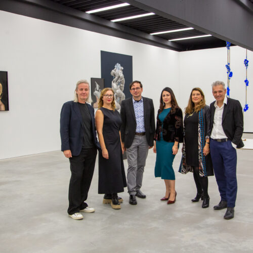 Gruppenfoto der Ausstellung „Momentum“ mit Thomas Riess, Sissa Micheli, Günther Oberhollenzer, Francesca Romana Pinzari, Flavia Bigi und Peter Senoner © Pia Sternbauer, Museum Angerlehner