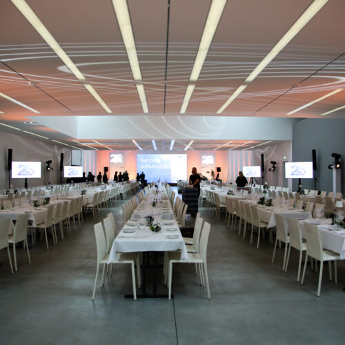 Ausstellungshalle des Museum Angerlehner mit Tafel-Bestuhlung