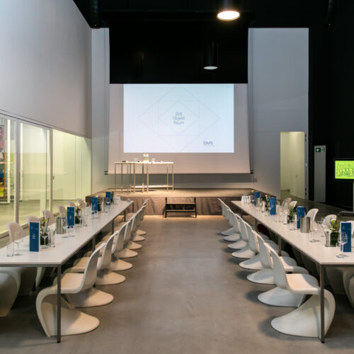 Der Veranstaltungssaal im Museum Angerlehner mit Bühne und futuristischer Bestuhlung