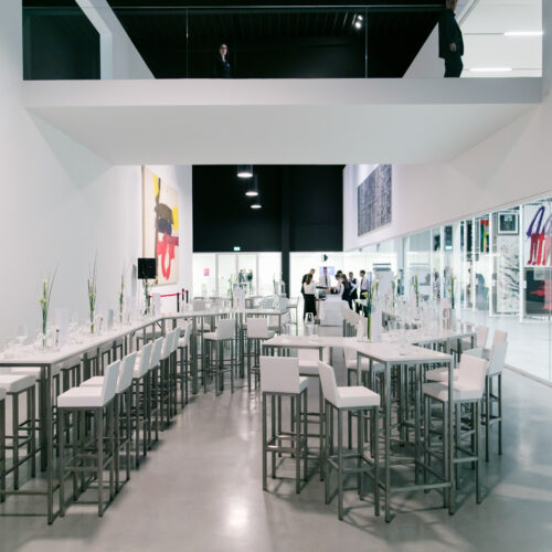 Der Veranstaltungssaal im Museum Angerlehner mit Bar-Bestuhlung