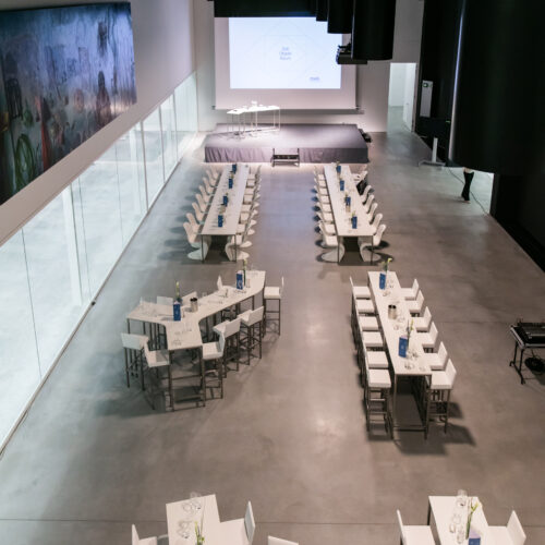 Der Veranstaltungssaal im Museum Angerlehner mit Hochtischen und Bühne