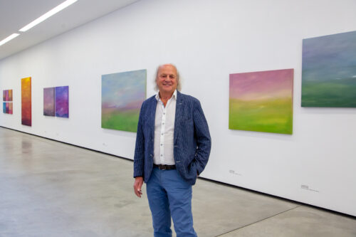 Portrait des Künstlers Leopold Kogler in der Ausstellung "KO KU WA"